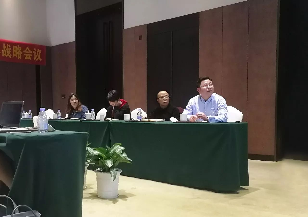 leyu体育官网伞业总经理朱友福先生（右一）发言