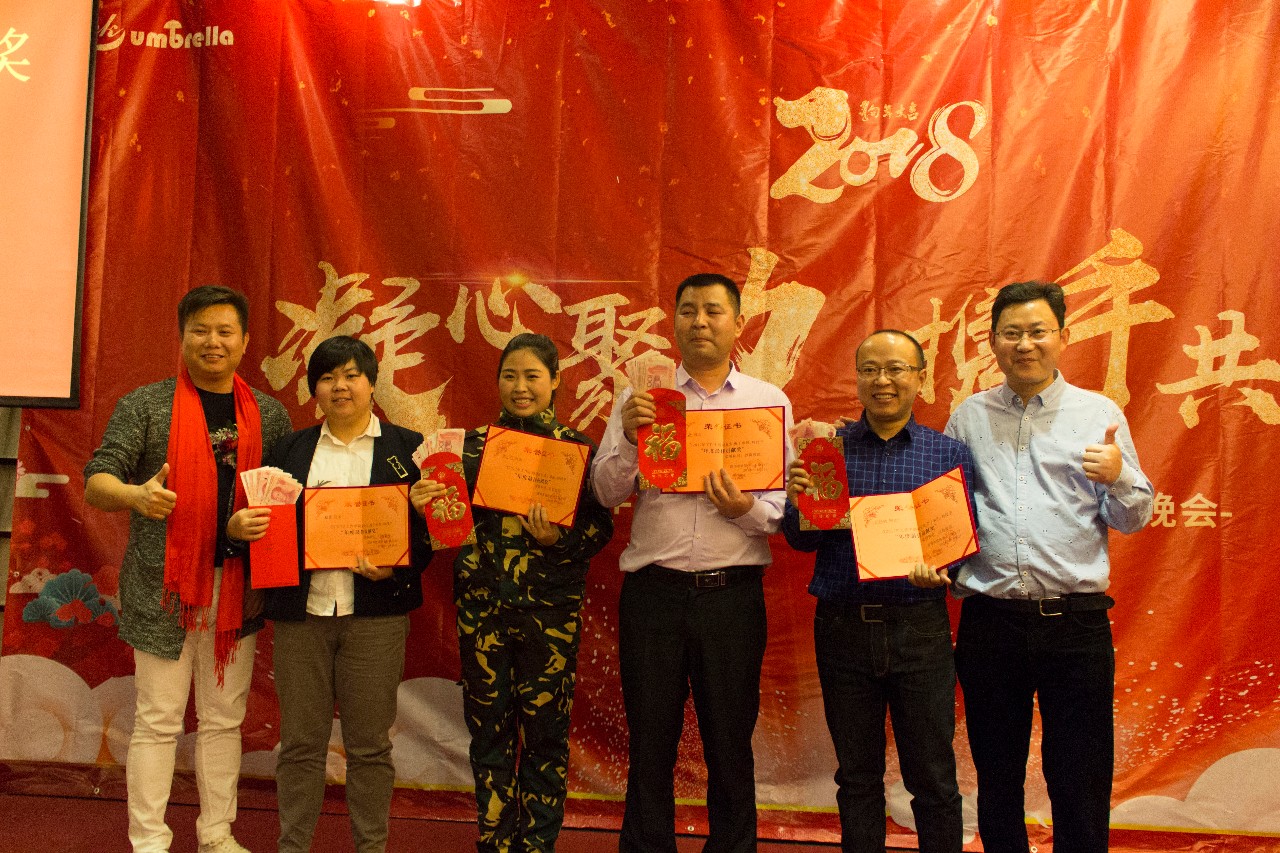 leyu体育官网伞业总经理朱友福、深圳百浪科技有限公司CEO陈伟为年度卓越贡献者颁奖